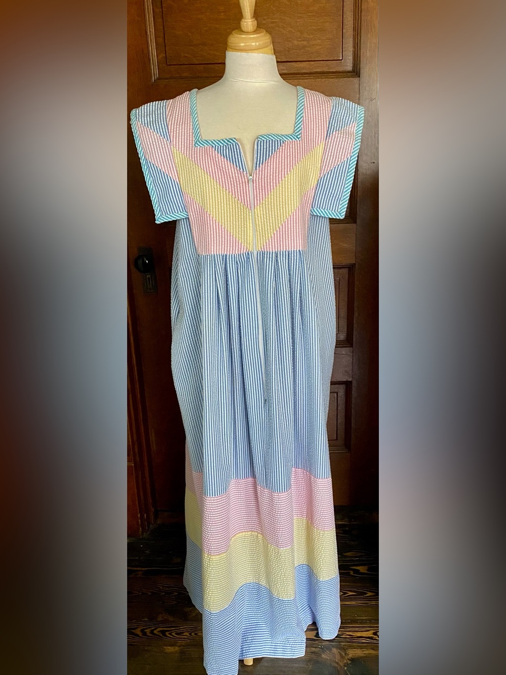 Saybury Vintage House Dress . Seersucker chevron design. 1980’s